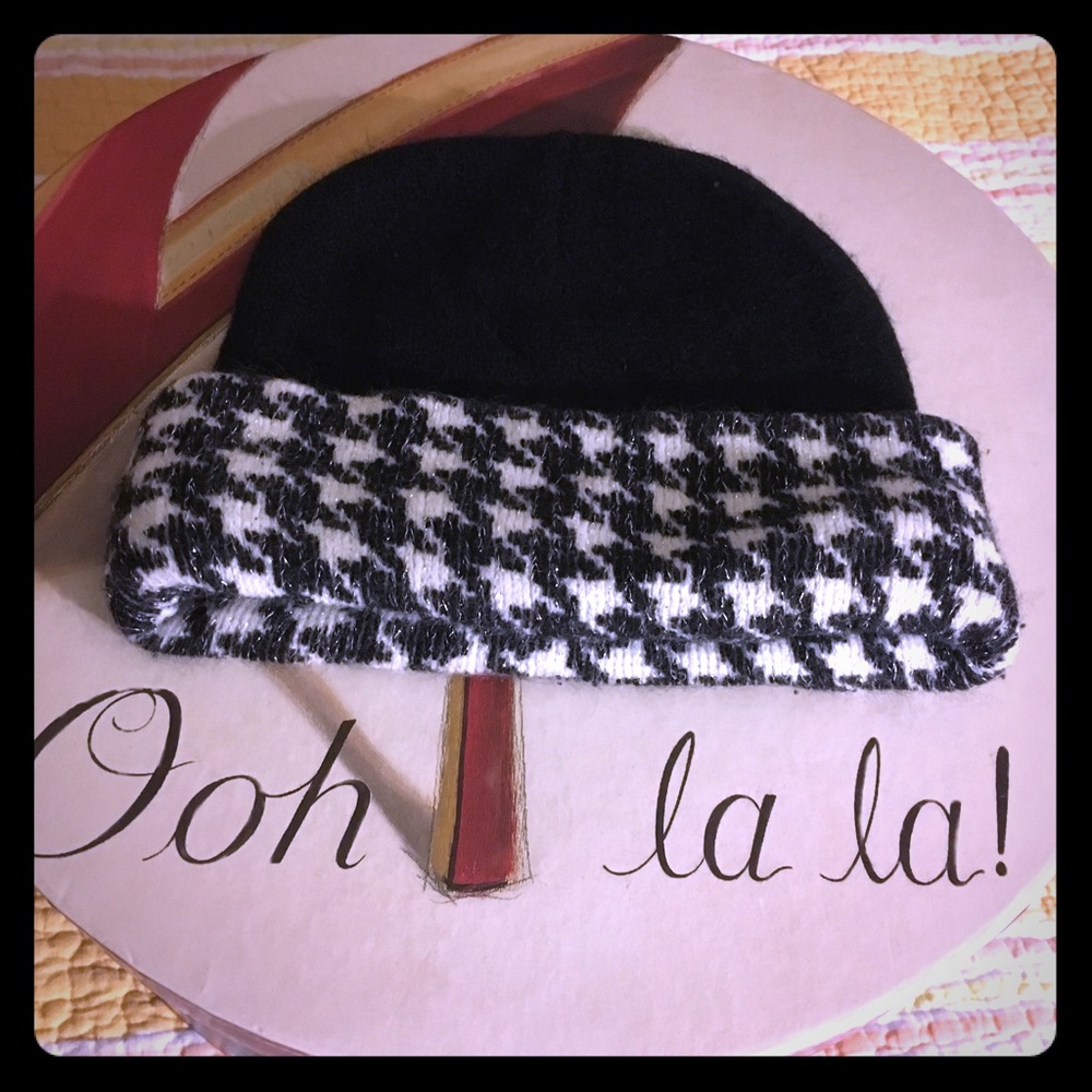 Black & White Acrylic Houndstooth Hat - One Size